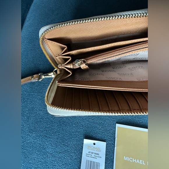 MICHAEL Michael Kors
Logo Jet Set Travel Continental Cream Wristlet Wallet NWT - Picture 9 of 14